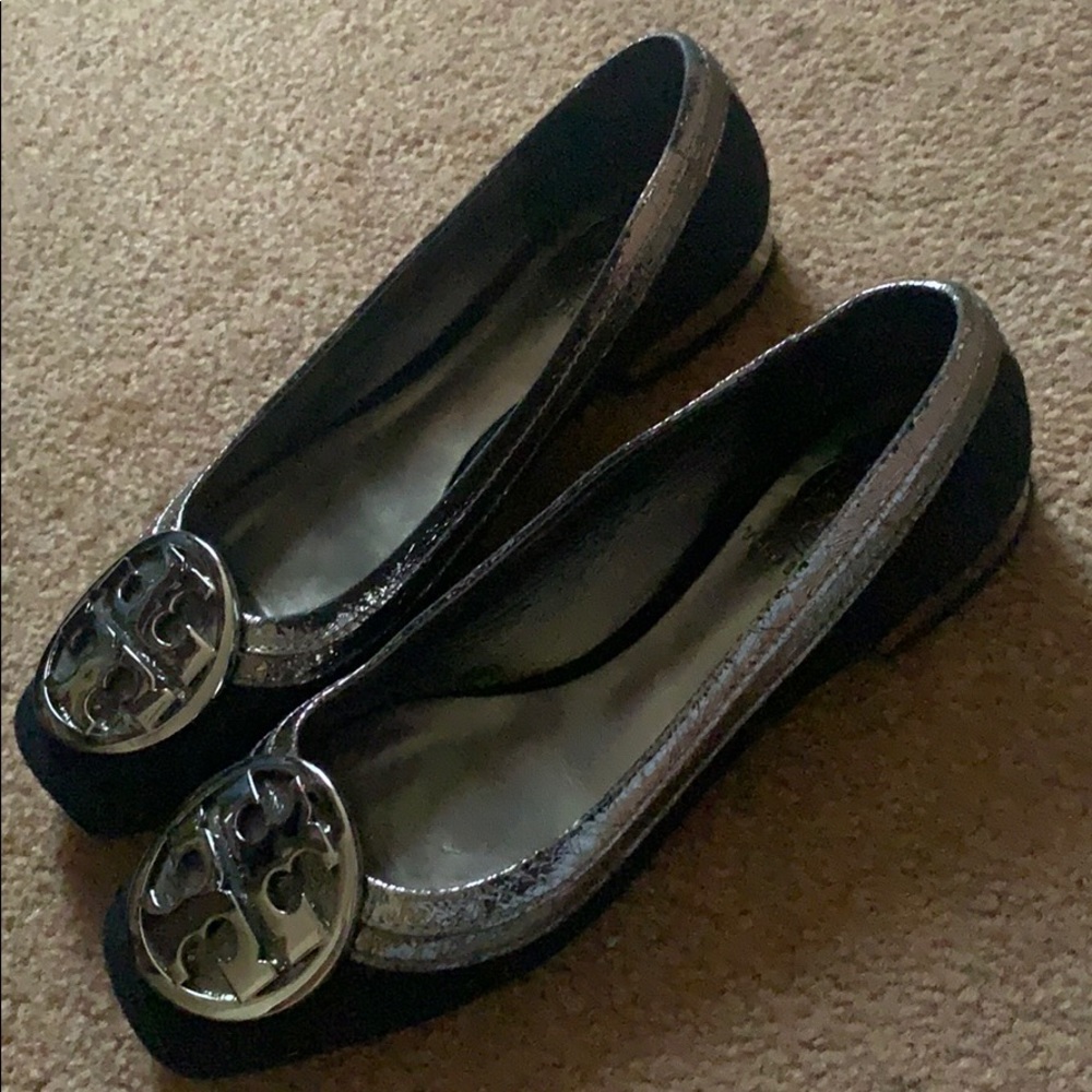 TORY BURCH 5.5 M SILVER LOGO BUCKLE FLATS SHOES - Picture 8 of 16